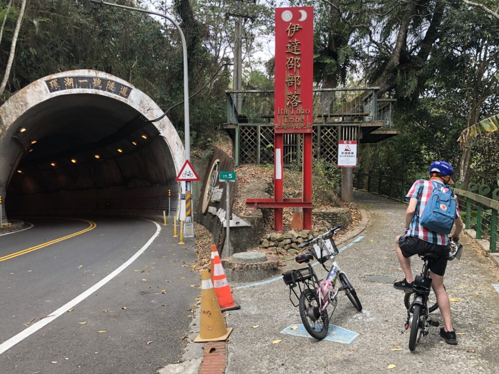 Crossroads with the tunnel and the bike path